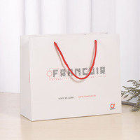 Sac en papier blanc imprimé personnalisé avec logo noir Sac cadeau recyclable pour vêtement de luxe avec poignée en corde pour chaussures