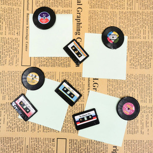 Épingles en émail personnalisées par le fabricant, thème Cassettes rétro nostalgiques années 80 90, avec la citation 'Can I Borrow a Feeling' et l'illustration de la chanteuse Taylor - Product Image 1