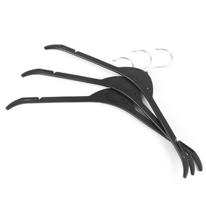 Oem ODM biểu tượng tùy chỉnh màu đen chống trượt quần áo nhựa móc bán buôn móc áo nhựa số lượng lớn - Product Image 5