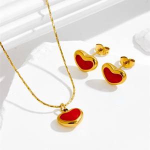 Semplice collana con pendente a cuore in stile francese per donna, realizzata in acciaio inossidabile e smalto, a forma di cuore. - Product Image 1