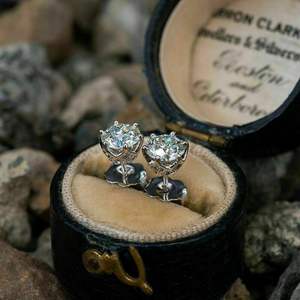 Orecchini a lobo da donna classici geometrici in argento 925 bianco champagne con diamanti taglio brillante rotondo e montatura a griffe, gioielli da fidanzamento - Product Image 5