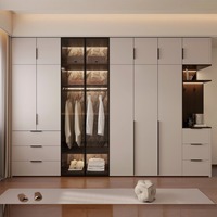 Armoire de chambre Aige moderne et minimaliste, haute, du sol au plafond, avec rangement multi-niveaux