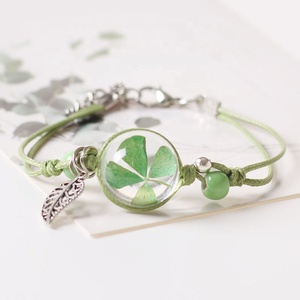 Pulsera de <span class=keywords><strong>trébol</strong></span> de flor salvaje prensada, regalo de San Valentín, parejas trenzadas bohemias - Product Image 1