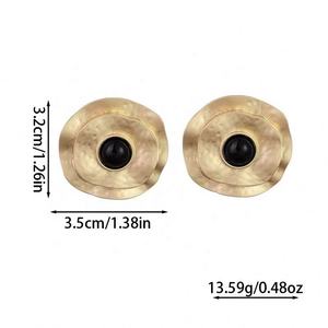 Boucles d'oreilles créoles excentriques de style vintage européen et américain, texture métallique lourde, style médiéval pour femmes - Product Image 2