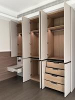 Armoire de rangement à portes en bois moderne et à la mode Armoire de placard personnalisée Armoire de chambre à coucher durable Meubles design pour la maison
