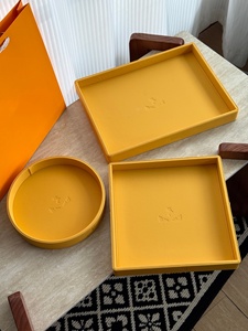 Plateau de service et de rangement rond en bois écoresponsable, jaune-orange, minimaliste, avec motif de dessin animé, non toxique, idéal pour les cadeaux de mariage et de fête - Product Image 6