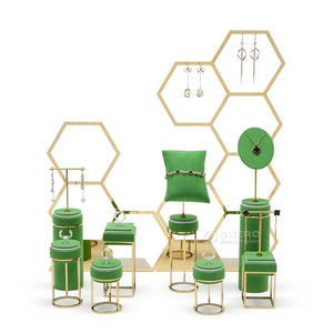 Soporte de exhibición de joyería de microfibra verde, acabado de cepillo dorado, soporte de exhibición de joyería de Metal, soporte de exhibición de ventana de joyería - Product Image 6