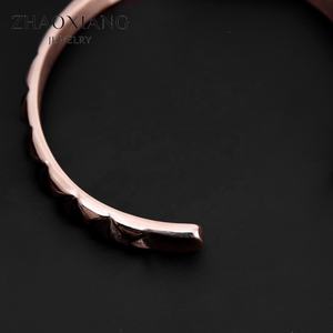 Bracelets Joncs Classiques pour Femmes en Acier Inoxydable, Bijoux Tendance 2024, Bracelet en Titane pour Hommes – Vente en Gros - Product Image 2