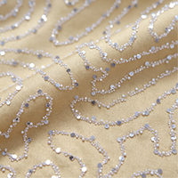 Tissu satiné texturé jaune moutarde avec broderie de sequins argentés ondulés pour robe de soirée, robe de mariée, cheongsam