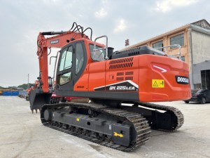 Puissante excavatrice Doosan DX225 d'occasion avec des composants d'origine en excellent état, conçue pour les travaux de construction lourds - Product Image 2