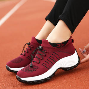 Scarpe sportive da donna di grandi dimensioni primavera autunno Cross-Border nuova mosca in maglia traspirante Casual calzini scarpe da passeggio stile - Product Image 1