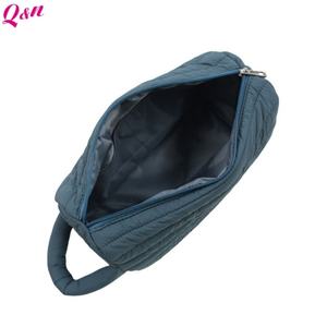 Trousse de maquillage gonflée avec logo personnalisé Trousse de toilette légère Trousse cosmétique en nylon matelassé avec fermeture éclair pour rouge à lèvres pelucheux - Product Image 6