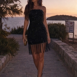 Vestido mini ajustado sin tirantes con lentejuelas, espalda descubierta y detalles de flecos, ideal para cócteles y eventos nocturnos para mujer. - Product Image 3