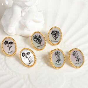 Nuovi gioielli in acciaio inossidabile di moda di Design conchiglia bianca orecchini a bottone con fiore di compleanno placcati in oro 18 carati per le donne <span class=keywords><strong>2023</strong></span> - Product Image 1