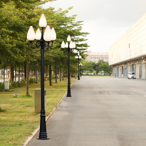 Lampadaire de jardin extérieur en fer avec abat-jour en verre, ampoule LED A19 non amovible, AC 220V, blanc chaud 2700K, IP66, détecteur de mouvement solaire - Product Image 5