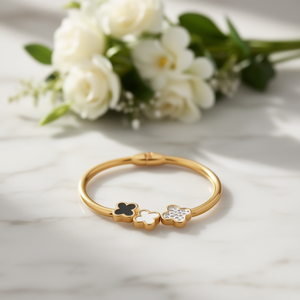 Bracciale con Charm a Tre Fiori Quadrati in Acciaio Inossidabile Placcato Oro 22k con Cristalli e Strass per Uso Quotidiano Stile Classico Unisex - Product Image 2