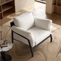 Fauteuil nordique moderne en tissu avec structure en bois massif pour salon