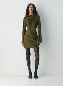 Robe courte à manches longues en satin vert foncé pour femmes avec col empilé pour les fêtes décontractées - Fabriquée sur mesure - Product Image 4