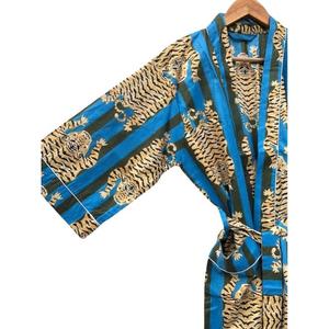Robe Kimono en Coton Bleu Grande Taille Haut de Gamme pour la Vente en Gros, Vêtement d'Intérieur à Imprimé Floral Fait Main, Disponible à Prix de Gros - Product Image 3