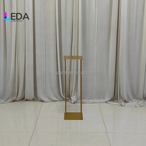 Columna Decorativa LEDA, Soporte Geométrico Alto de Metal Dorado para Arreglos Florales de Boda - Product Image 1