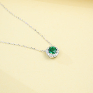 Collar de Plata de Ley 925 con Esmeralda Cultivada en Laboratorio de Lujo, Diseño de Alta Gama, Hipoalergénico y Resistente al Deslustre, Marca Personalizada A K - Product Image 4