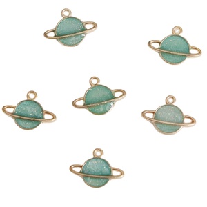 Ciondolo a Forma di Pianeta Saturno in Smalto Colorato Lucido Dorato per Creazione di Orecchini e Collane Fai-da-Te - Product Image 1