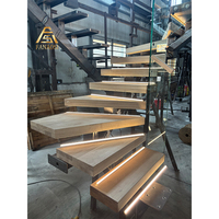 Escalier droit sur mesure en acier avec marches en bois massif pour villa