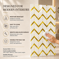 Panneau mural décoratif en marbre doré géométrique Chevron UV MORLENX pour projet d'aménagement intérieur de luxe