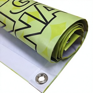 Bannière extérieure personnalisée QiAds en PVC/tissu imprimé par pulvérisation avec fond et design d'image sur mesure - Product Image 1