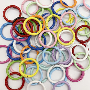 سلسلة مفاتيح دائرية ملونة بجودة عالية على شكل حلقة دائرية معدنية ذات حلقات O للبيع بالجملة - Product Image 3