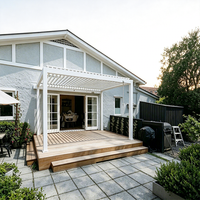 Pergola bioclimatique autoportante entièrement fermée en aluminium, toit à lames motorisées avec murs vitrés coulissants pour jardin de villa