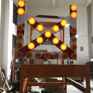 Señalización de Tráfico con Flecha Solar, Lámina Reflectante, Marco de Acero IP65, Luz LED, Montaje en Suelo - Product Image 3