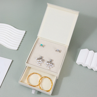 Emballage de bijoux blanc sur mesure A1 avec plateau superposé pour bagues et boucles d'oreilles, tiroir inférieur pour bracelets et présentation avec logo personnalisé