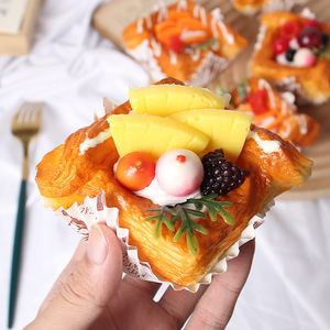 Modelo de pastel de frutas simulado, pan cuadrado pequeño simulado, pastel falso, decoración para mesa de postres, accesorio para fotos - Product Image 3