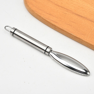 Écailleur à poisson en acier inoxydable, outil de cuisine robuste pour le nettoyage des fruits de mer, avec poignée ergonomique et bord tranchant - Product Image 3