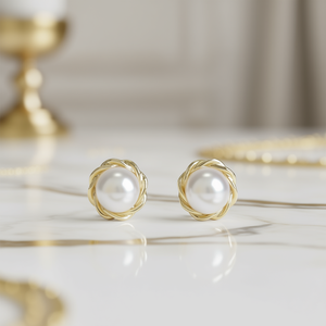 Orecchini a perno con perle Tiffany & Co. placcati oro 18K, perle Akoya coltivate AAA, montatura a castone rotonda, design classico a fiore da donna - Product Image 2