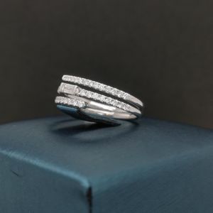 แหวนเพชรมอยส์ซอไนต์18K สุดหรูออกแบบได้ตามต้องการมีเอกลักษณ์ด้วยหินหลวมและเพชรสังเคราะห์ - Product Image 2