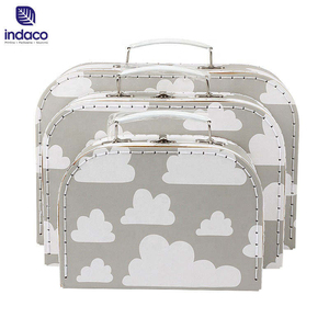 Nueva maleta de papel de cuero marrón de alta calidad con diseño personalizado para empaque de regalos infantiles. - Product Image 5