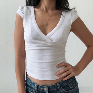 Z-2689 Camiseta Corta <span class=keywords><strong>de</strong></span> Punto Blanca con Escote en V Profundo y Mangas Cortas Cruzadas para Mujer, <span class=keywords><strong>Top</strong></span> Corto Fruncido con Mangas Tipo Cap para Fiesta <span class=keywords><strong>de</strong></span> Verano - Product Image 3