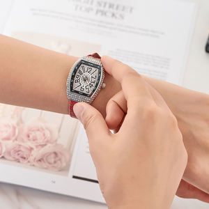 นาฬิกาข้อมือควอทซ์ทรงเหลี่ยมสำหรับสตรีประดับเพชรหรูหราทรงเหลี่ยมหน้าปัดเพชรประดับพลอยเทียมรูปตัวเรือนสีแดง - Product Image 4