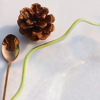 Ensemble d'assiettes en verre de conception de jante dorée argentée transparente de luxe de 13 pouces plaque de chargeur festonnée en verre pour la décoration de table de mariage