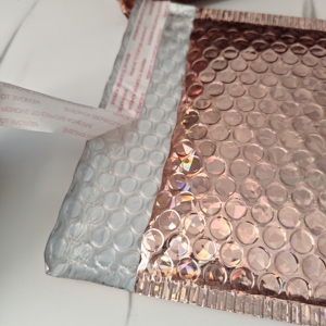 Petite enveloppe à bulles personnalisée en polyéthylène, film co-extrudé, emballage durable de couleur personnalisée, logo personnalisé pour livraison express - Product Image 4