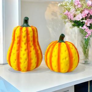 Ensemble créatif pastoral nordique de deux ornements citrouilles en résine époxy sculptée, art populaire, décoration d'intérieur pour salon et cave à vin - Product Image 4