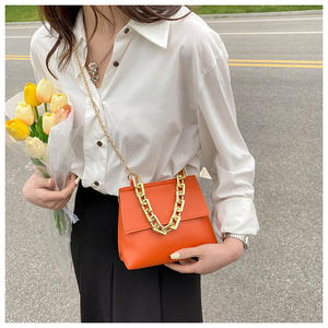 กระเป๋าสะพายข้างแบบสายเดี่ยวลายโซ่สีทองทันสมัยและอินเทรนด์ รุ่น Z0274 พร้อมฝาเปิดสำหรับสุภาพสตรี - Product Image 4