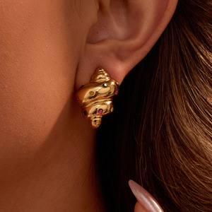 Pendientes Elegantes de Estilo Francés, de Acero Inoxidable, Chapados en Oro, con Forma de Croissant, con Conchas y Circonitas Coloridas, Geométricos - Product Image 1