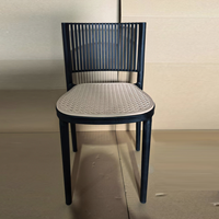 Chaise de salle à manger moderne d'extérieur en plastique PP imperméable avec dossier ajouré motif soleil, empilable pour café et terrasse