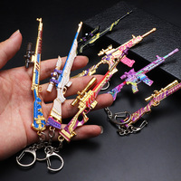 Lote de llaveros de metal coloridos con modelo de arma de juego para fans de FPS, decoración para mochilas y coches