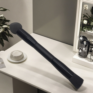 Pinceau de maquillage pour cheveux synthétiques à double extrémité en gros d'usine manche en bois noir éponge de fond de teint anti-cernes pour brosse simple pour le visage - Product Image 4
