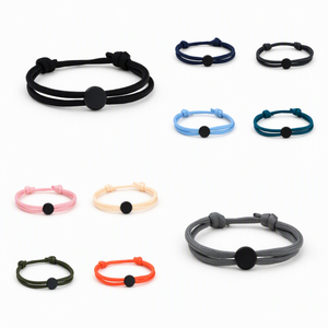 Pulsera de Cuerda Trenzada Multicolor de Acero Inoxidable Hecha a Mano con Disco Redondo en Blanco y Baño de Oro de 18K Ajustable - Product Image 3