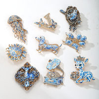 Broche en porcelaine bleue et blanche XR, bijoux, épingles en émail avec strass, styles variés (tortue, hibou, lettre), personnalisable OEM/ODM, vente en gros en vrac